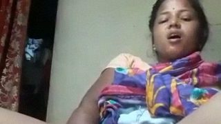 Desi Odia Bhabhi Main Lobak Se Gand Mar Ke Maza Le Rahi Hai
