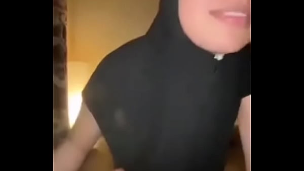 Sensasi Panas Di Ranjang Dengan Hijab Dan Ukuran Yang Menggoda
