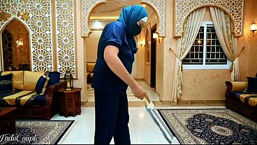 Pelayan Rumah Indonesia Berhijab Dipaksa Hisap Kontol Majikan Dan Telan Sperma