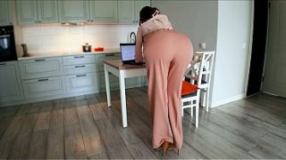 Ibu Tiri Yang Galak Menangkap Anak Tirinya Sedang Ereksi Saat Ia Bekerja