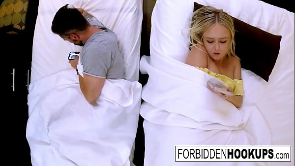 Gadis-gadis Seksi Main Seru Dengan Kakak Tiri Di Ranjang!