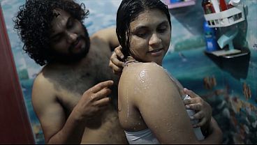 Cewek India Mandi Bareng Kakak Tiri, Panas Sampai Ke Relung Hati