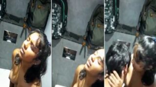 18 Tahun, Cowok Kuliahan Jilat Memek Ceweknya Di Toilet Umum