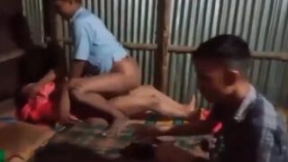 Tiga Brengsek Kampung Ngewe Pelacur Murahan Bareng-bareng Di Video Mesum Mms