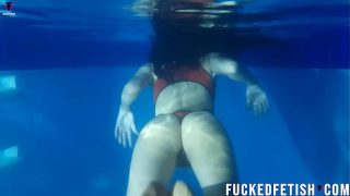 Helen Star Pake Baju Renang Seksi, Malem-malem Di Kolam, Napasnya Ngos-ngosan Bikin Greget.
