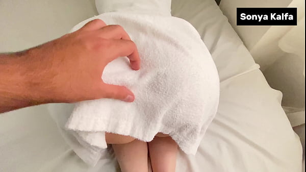 Ibu Tiri Seksi Digenjot Abis Habis Renang.