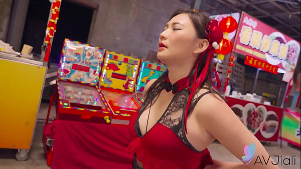 Cewek China Mio Digenjot Di Pasar Malam, Nafsu Membara Di Antara Keramaian.
