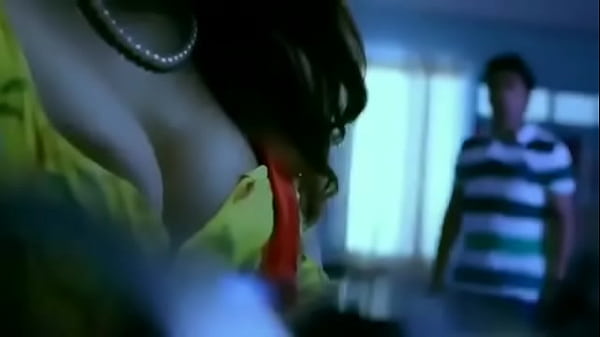 Desi Bhabhi, Bibir Merah, Gerakan Nakal, Bikin Makin Panas.
