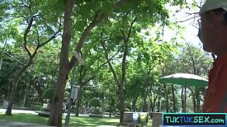 Cewek Thailand Mungil Digetok Di Dalam Tuk Tuk, Digenjot Keras Sampai Meringis.