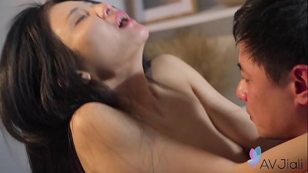 Ibu Rumah Tangga Tionghoa, Xian’erai, Menikmati Sensasi Kontol Keras Yang Memuaskan.