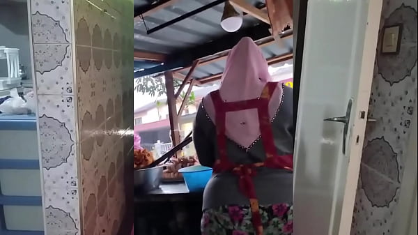 Ibu-ibu Gemuk Berjilbab, Siap Digoyang.