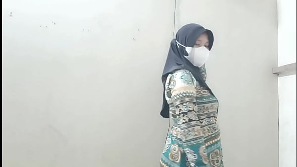 Ngentotin Bini Tetangga Pas Suaminya Berangkat Ngantor