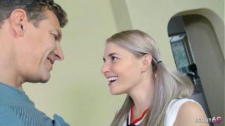 Cewek Cheerleader Rambut Pirang Montok Kecil Ngobrol Dulu Sama Bapak Tiri, Habis Itu Digenjot Keras Sampe Crot Di Muka.