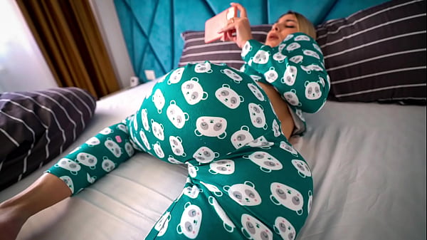 Kakak Tiri Ketahuan Nonton Bokep, Langsung Bantu Bikin Crot Minta Diisi Penuh