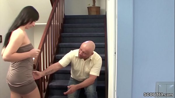 Bapak Tiri Ngewe Anak Ceweknya Yang Horny Di Lorong Rumah.