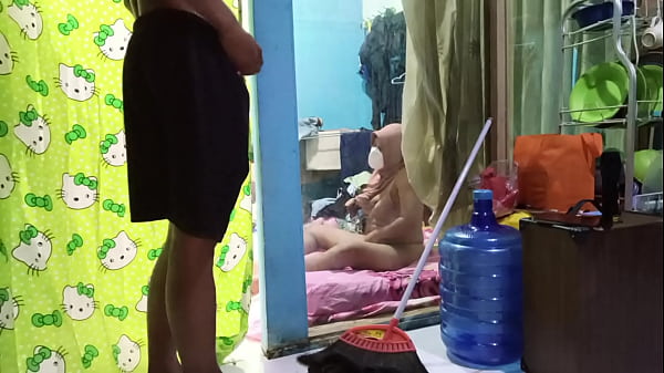 Ngentotin Istri Temen Yang Lagi Sibuk Colmek Sambil Ngacengin
