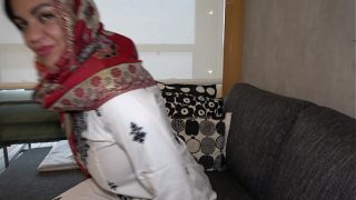Ibu Tiri Arab Muslim Montok Besar Punya Rahasia Kotor, Ngewe Sama Anak Tirinya Sendiri.