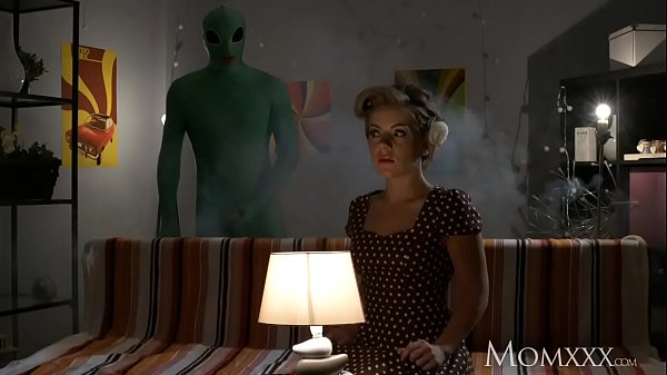 Ibu Rumah Tangga Kesepian Dirayapi Alien Pakai Alat Panjang Pas Halloween, Tembus Dalem Banget