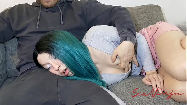 Gue Cuma Mau Rebahan Di Pangkuan Abang Tiri Biar Bisa Tidur, Tapi Malah Bikin Suasana Makin Panas.