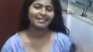 Bini Tetangga Buka Baju Basah Di Kamar Mandi, Goyang-goyang Depan Cermin.