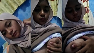 Bocil Hijab Imut Pamer Susu Montok Bikin Ngiler