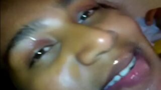 Seorang Cewek Desi Ngejilat Habis Air Mani Cowok Lain Di Video Seks Desi
