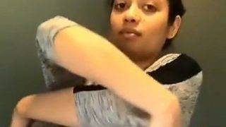 Video Nisha Buka Baju Kaos Desi, Goyang Hot Bikin Ngilu.