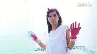 Pembantu Hotel Pake Sarung Tangan Karet Bungkukin Badan Sambil Ngelap Pancuran, Bikin Makin Pengen