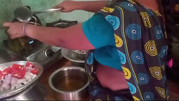 Ibu Rumah Tangga India Main Masak-masak Sambil Main Sex Sama Selingkuhan.