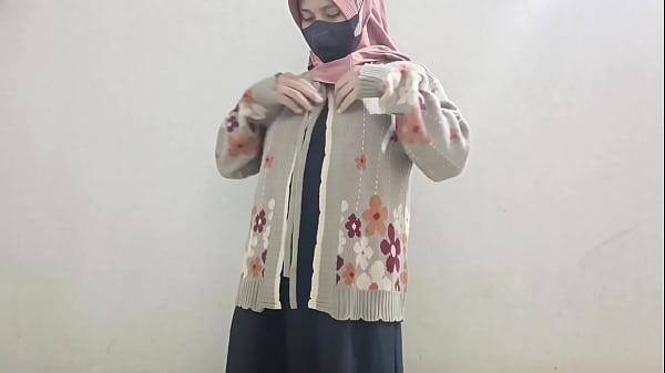 Gadis Hijab Colmek Pakai Timun Sampai Basah.