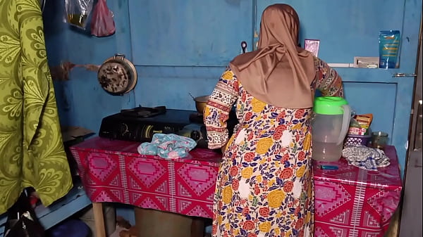 Ngentotin Istri Temen Pas Lagi Masak, Becek Banget