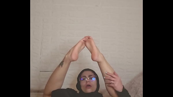 Rumah Tangga Arab, Istri Mia Pamer Kaki Dengan Niqab Yang Bikin Panas.