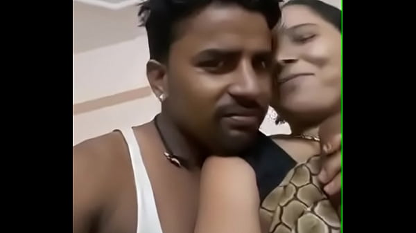 Desi Aunty Dipijit, Susu Gede Melotot.