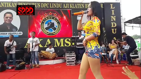 Tarian Erotis Indonesia – Sintya Riske Goyang Liar Bikin Mepet Di Panggung
