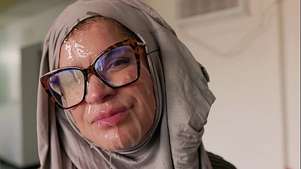 Hijab Cosplay – Ibu Bule Nungging Digenjot Muka