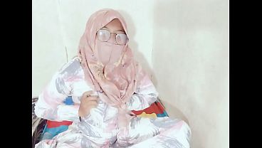 Tante Goyang Sambil Colmek Pakai Botol Di Kamar, Bikin Viral!