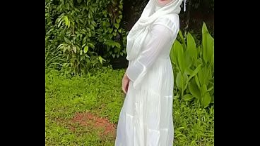 Ngemong Pantat Hijabku Di Luar Rumah Bikin Makin Liar