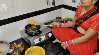 Komal Lagi Bikin Kue Kering Buat Diwali, Si Adik Ipar Ngintipin Sambil Ngeloyor Mau Ngambil Kakak Ipar Buat Main-main Ranjang.