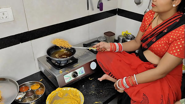 Komal Lagi Bikin Kue Kering Buat Diwali, Si Adik Ipar Ngintipin Sambil Ngeloyor Mau Ngambil Kakak Ipar Buat Main-main Ranjang.