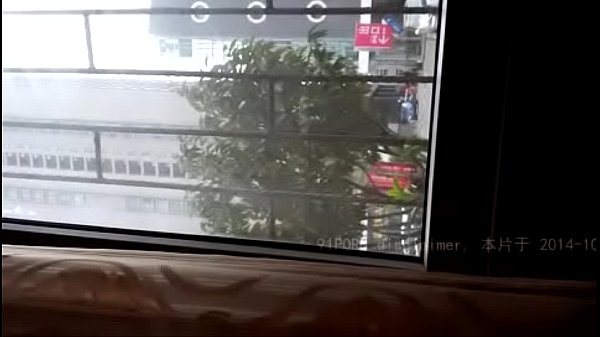 中国人浩哥干闺蜜在饭桌上就开搞