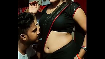 Desi Bhabhi Saree Navel Basah, Siap Digoyang Di Ranjang