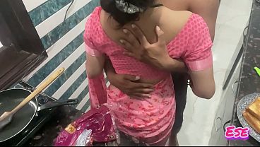 Desi Bhabhi Lagi Masak Di Dapur, Tiba-tiba Digebukin Sambil Bikin Kuah Mendidih.