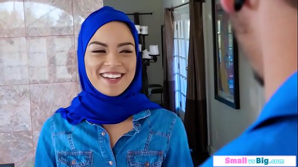 Gadis Arab Mungil Digojlok Dua Pria Besar