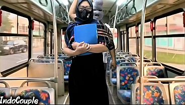 Istri Muslim Pulang Dari Kampus Sendirian Di Bis, Langsung Digaruk Sama Orang Asing Di Atas Hijabnya.