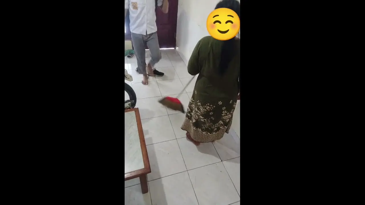 Ibu Lagi Ngasih Pelajaran Panas Ke Anak Sepulang Sekolah.