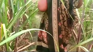 Ibu Dan Anak Tiri Ngewe Di Luar Rumah Kampung, Basah Kuyup Kena Tanah.