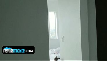 Ibu Tiri Pirang Montok Daisy Stone Disemprot Air Mani Sama Adik Tiri Yang Horny