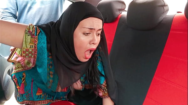 Ibu Tiri India Pakai Hijab Digenjot Di Dalam Mobil, Makin Basah Lihat Liang Deras.