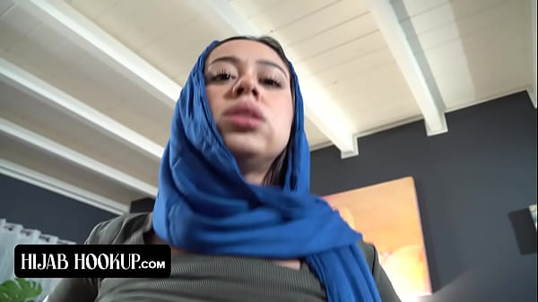 Nakal Betul, Cewek Arab Ini Nyedot Kontol Kakak Tirinya Biar Dia Diem, Jangan Sampai Ketahuan Orang Tua Tiri Yang Galak.