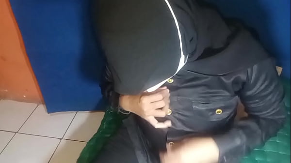 Satpam Wanita Sange Colmek Sampai Muncrot, Basah Banget